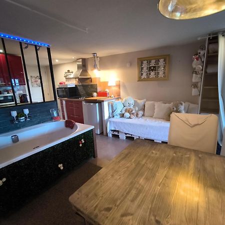 Love-Room Discret 40 M2 Bormes Les Mimosas Village Avec Terrasse Екстер'єр фото